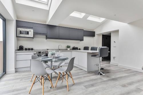 Spacious Modern 2 bed Apartment with ensuites — 4-Star Luxury Hotel in Sheffield, United Kingdom