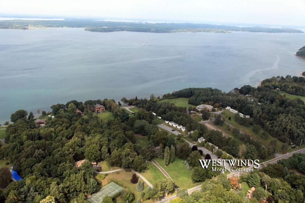 West Winds Motel & Cottages - photo 115