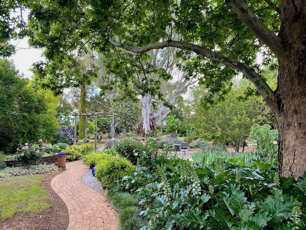 The Retreat at Froog Moore Park — 5-Star Luxury Hotel in North Tamworth, Australia