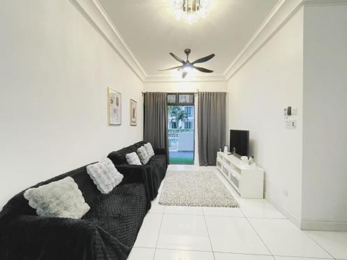 Platino Service Apartment 2Br Family Suite Next To Paradigm Mall Jb With Big Patio & Pool Access — 4-Star Luxury Hotel in Johor Bahru, Malaysia