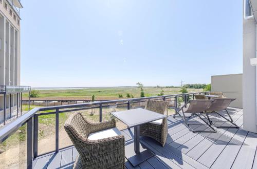 Große Strandoase 5 Sterne Ferienwohnung mit Blick auf den Bodden — 4-Star Luxury Hotel in Wustrow, Germany