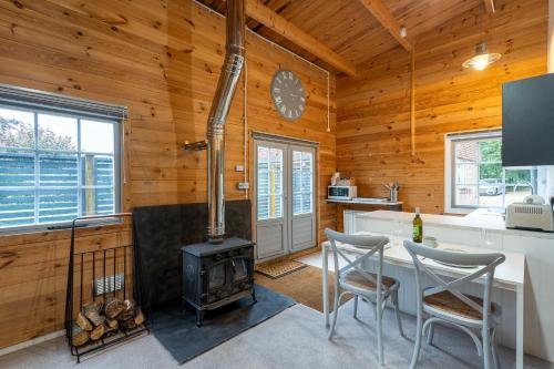 Walliswood Lodge Wood Burner Air Con & Wi fi Rural Retreat — 4-Star Luxury Hotel in Ewhurst, United Kingdom