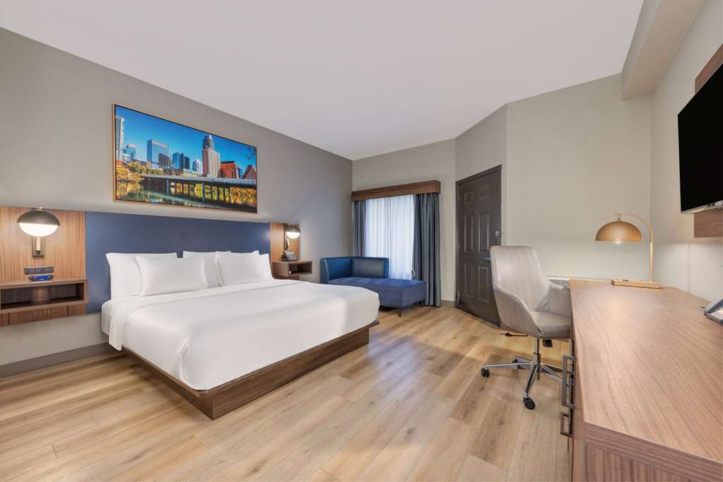 La Quinta Inn & Suites by Wyndham Dallas DFW Airport North - photo 28