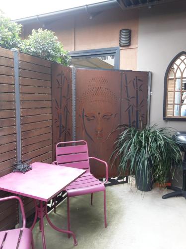Adelphi Apartment 2 Poolside or Apartment 2A King Studio — 4-Star Luxury Hotel in Echuca, Australia