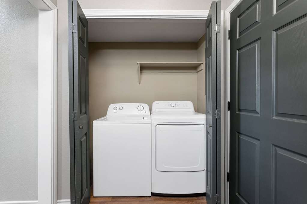 Eagle's Den Suites Kenedy a Travelodge by Wyndham - photo 5