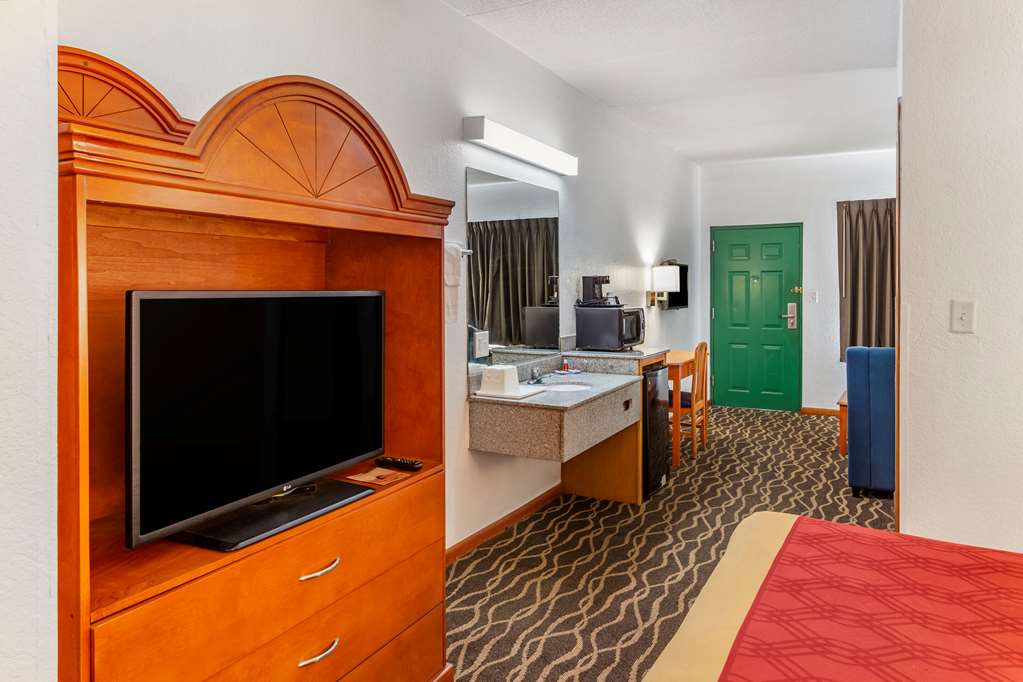 Econo Lodge Inn & Suites Albany North - photo 26
