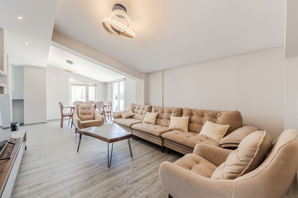 Rooftop Apartment with Private Pool by PikHost — 4-Star Luxury Hotel in Golem, Albania