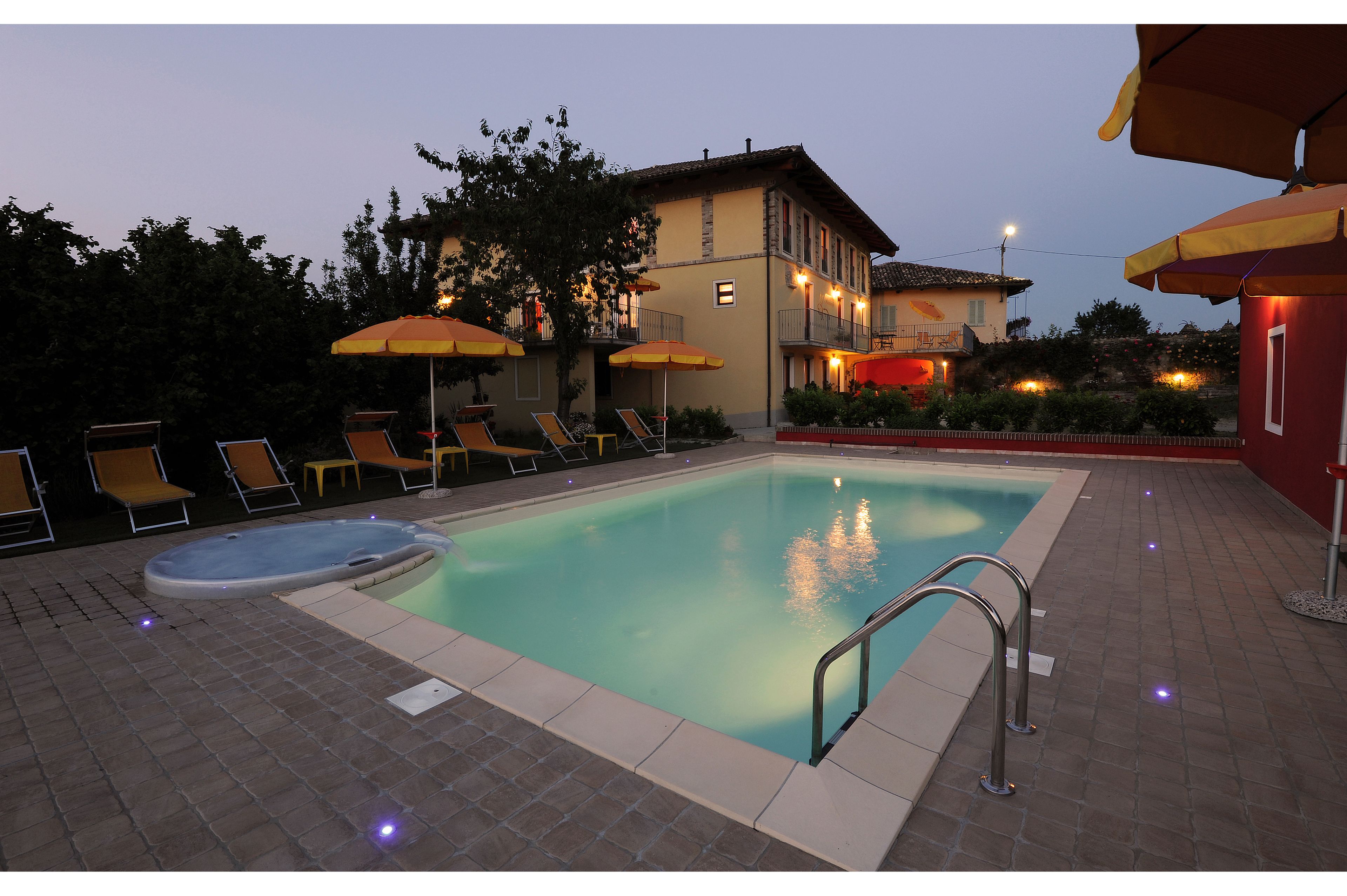 Agriturismo Bianconiglio — 4-Star Luxury Hotel in Monforte D'alba, Italy