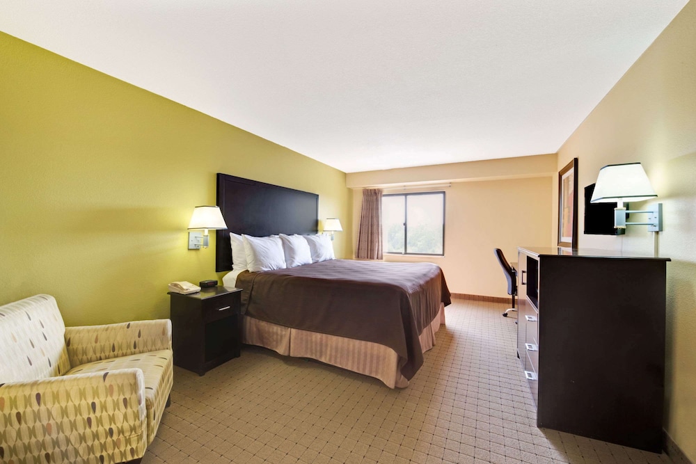 Days Inn & Suites by Wyndham DeSoto - photo 7