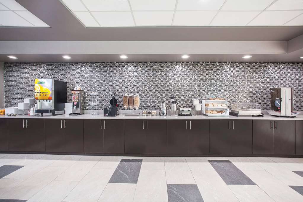 La Quinta Inn & Suites by Wyndham Clearwater South - photo 30