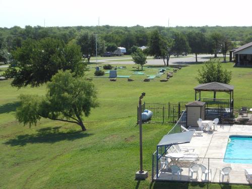 Bay Landing Camping Resort Deluxe Cabin 29 - photo 8