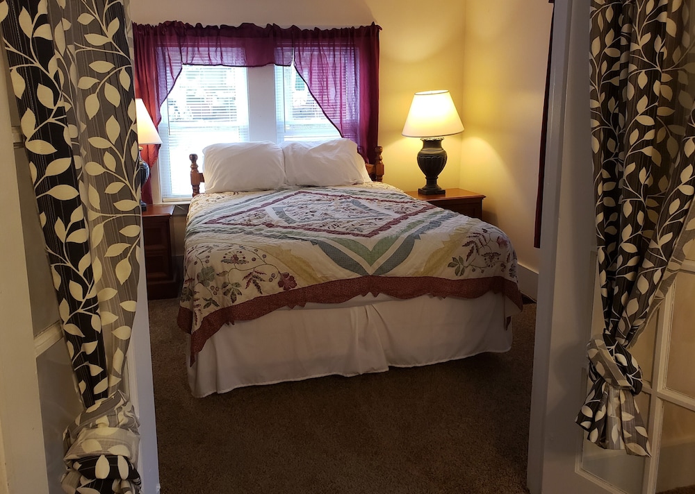 Weirs Beach Motel and Cottages - photo 17