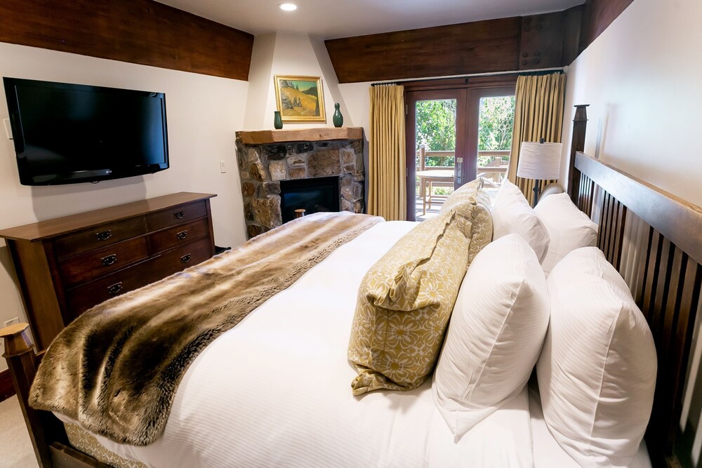 Deluxe King Room with Fireplace Hotel Room - photo 2