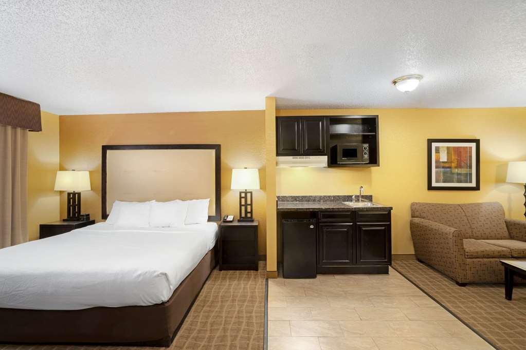 La Quinta Inn & Suites by Wyndham Hot Springs - photo 36