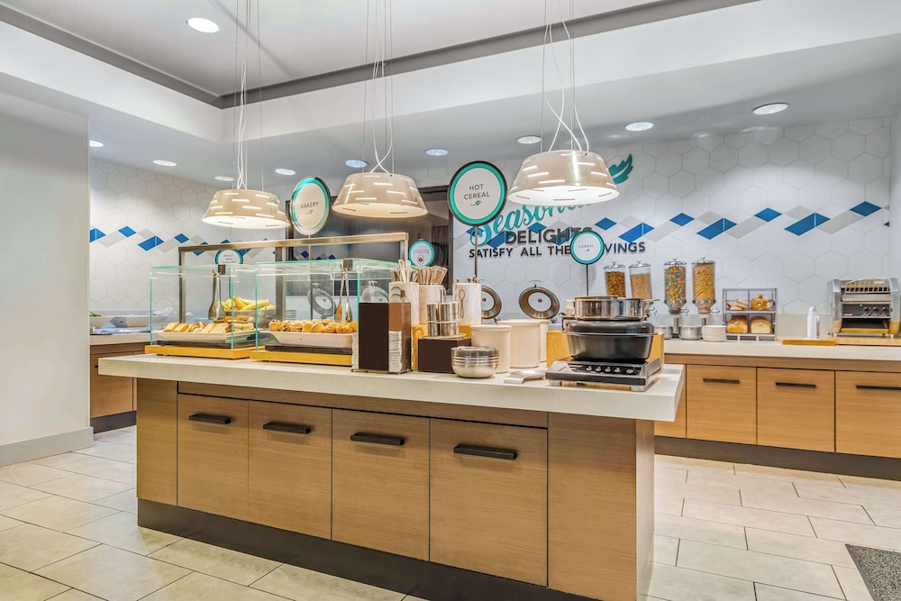 Embassy Suites by Hilton Detroit Metro Airport - photo 36