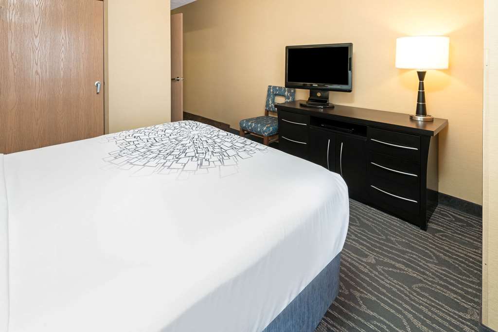 La Quinta Inn & Suites by Wyndham Logan - photo 9