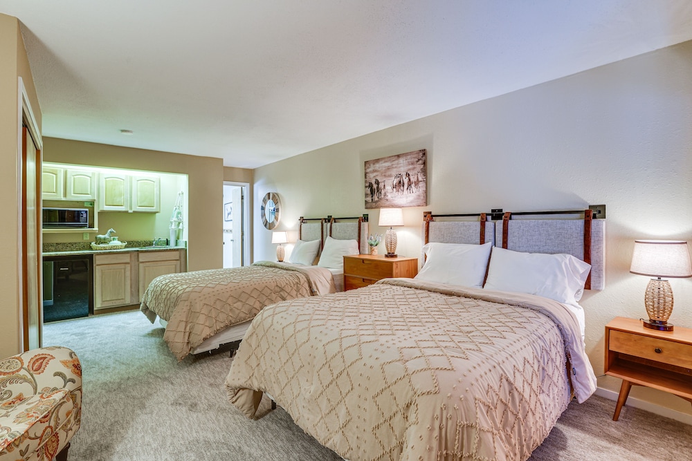 Walk to Lifts 'snowdogs' Breck Condo w Fireplace — 4-Star Luxury Hotel in Breckenridge, United States