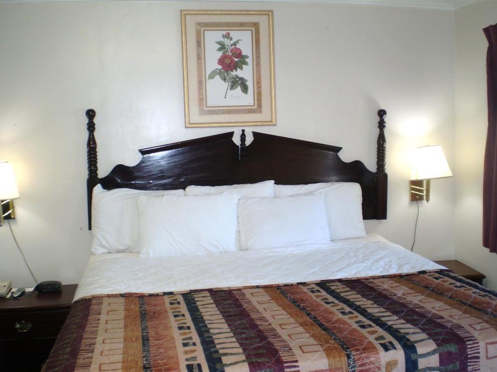 Sunrise Inn Brownsville - photo 9