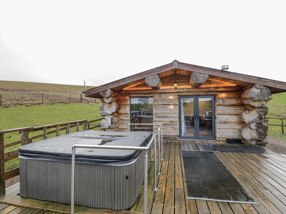 Douglas Cabin at Salford Court Farm Fishing Cabins — 4-Star Luxury Hotel in Worcester, United Kingdom
