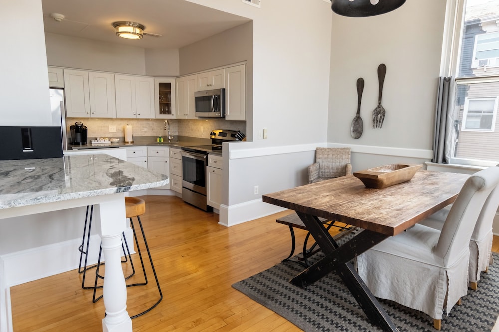 Newport Lofts 194 Thames Street — 4-Star Luxury Hotel in Newport, United States