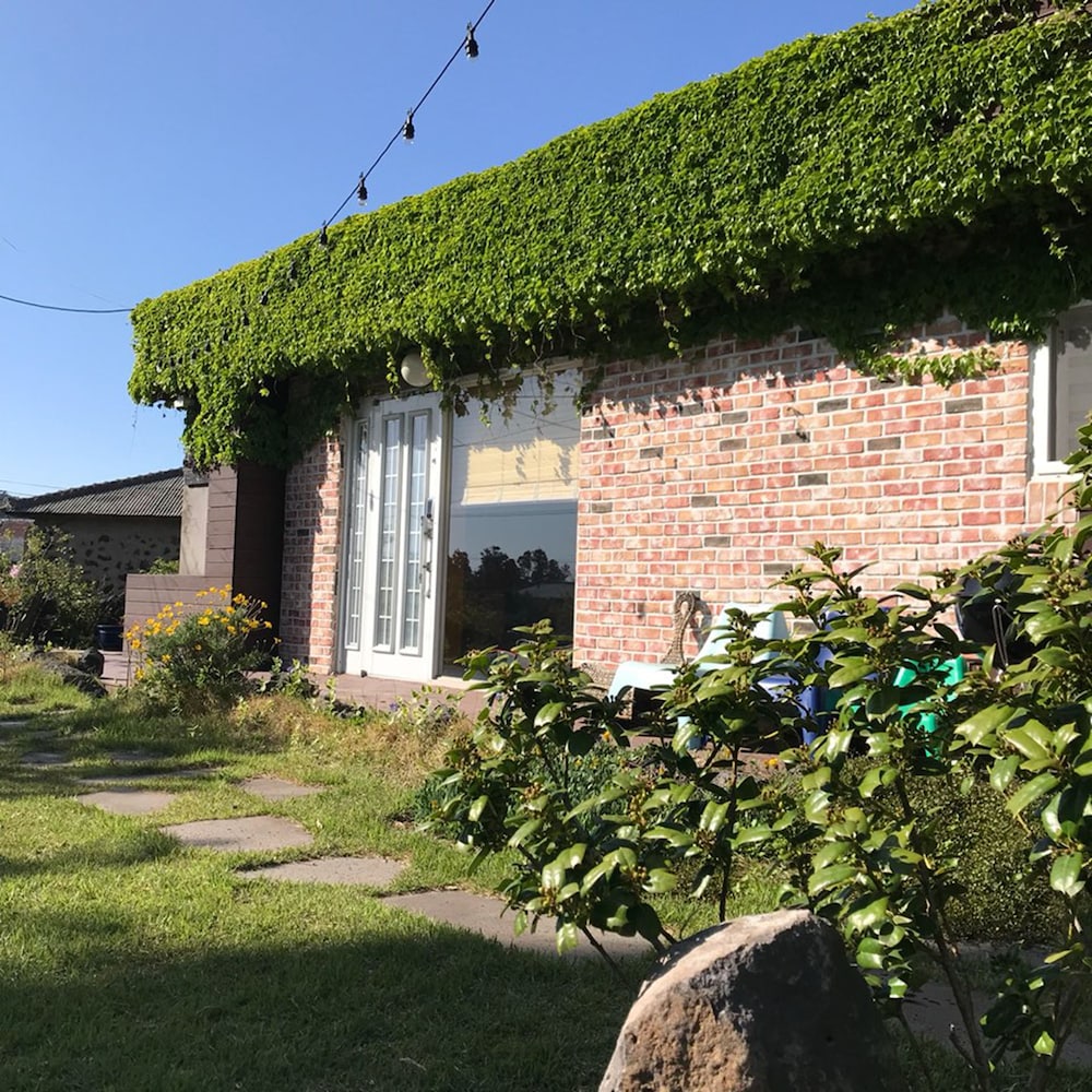 Ulken 6 - carbon neutral hotel in Lokken
