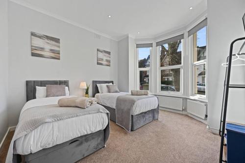 Entire 2 Bed Flat with Private Garden minutes walk to Elizabeth Line — 4-Star Luxury Hotel in Ealing, United Kingdom
