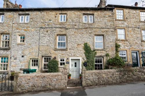 Primrose Cottage with Log Burner — 4-Star Luxury Hotel in Settle, United Kingdom