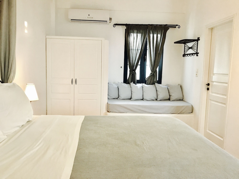 Sarakiniko View Studios - carbon neutral hotel in Milos