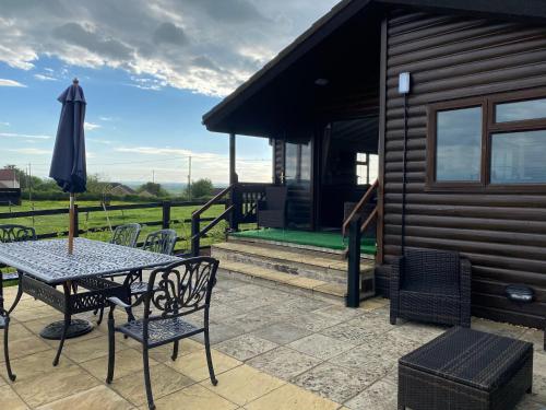 Rew Farm Country & Equestrian Accommodation Sunrise Lodge — 4-Star Luxury Hotel in Melksham, United Kingdom