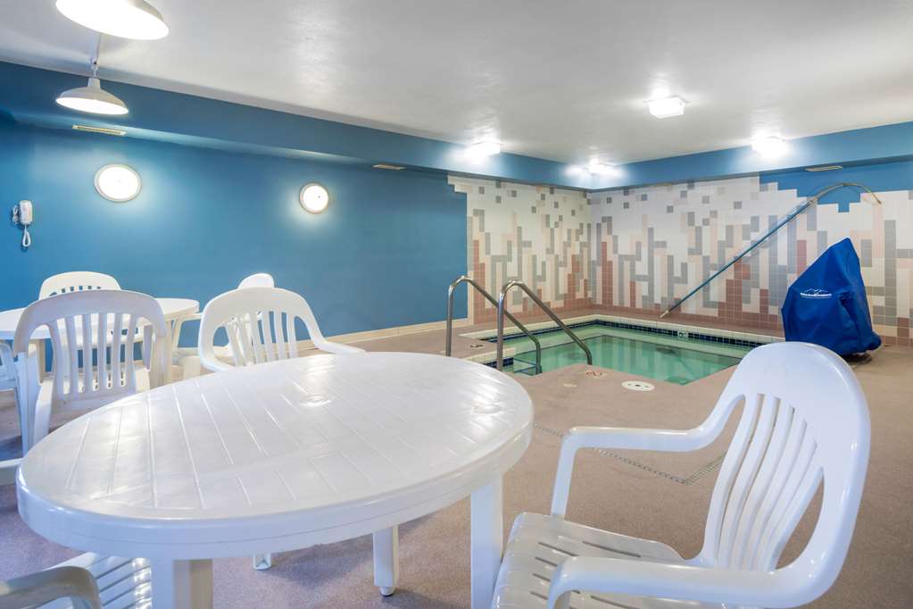 Econo Lodge La Crosse North - photo 36