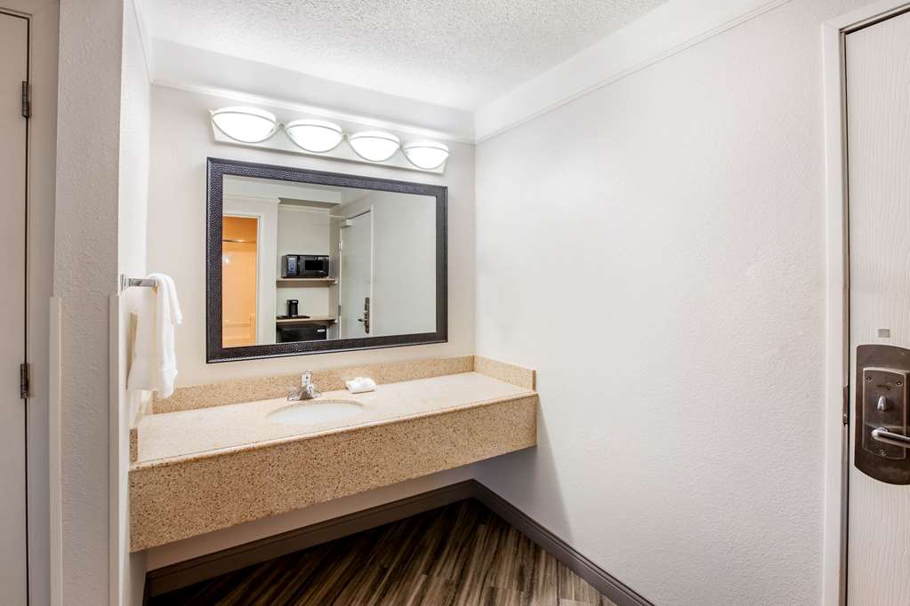 La Quinta Inn & Suites by Wyndham Houston Baytown East - photo 21
