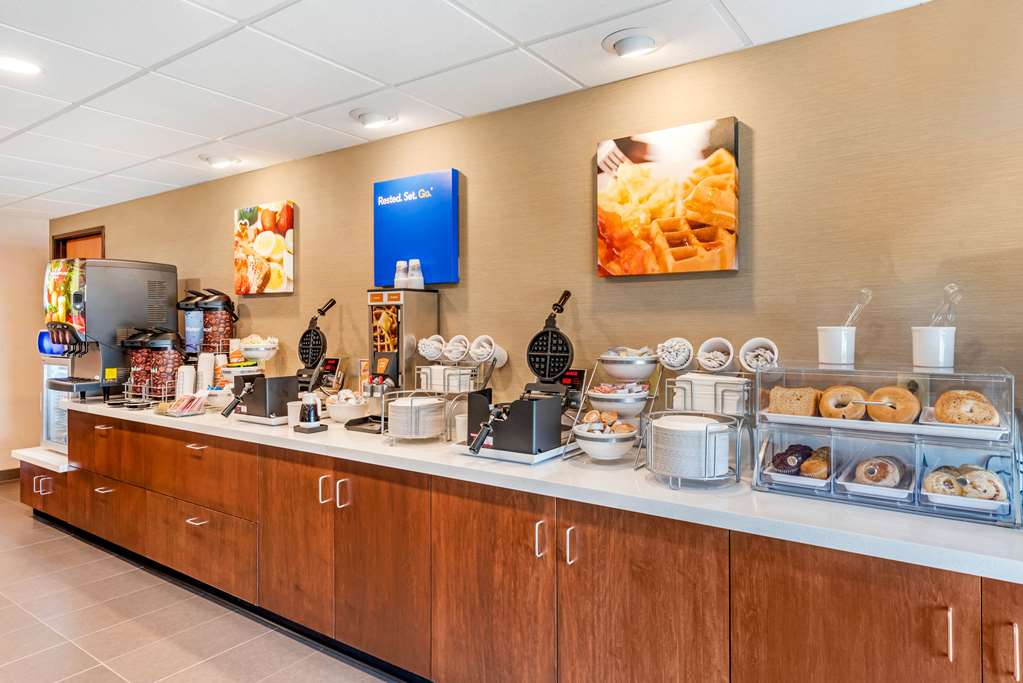 Comfort Inn & Suites Near Route 66 - photo 36