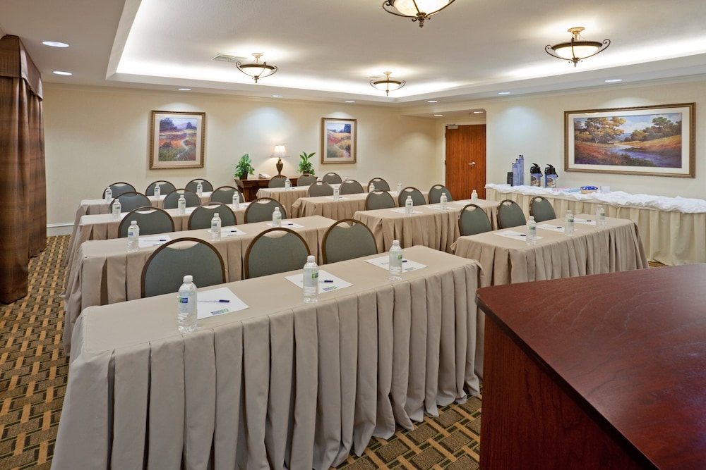 Holiday Inn Express & Suites Waxahachie by IHG - photo 44