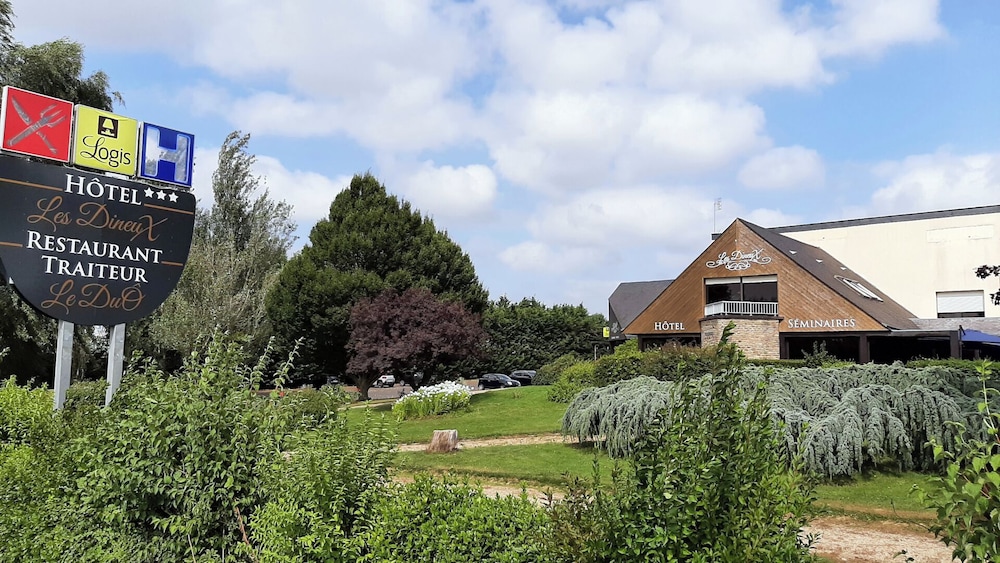 Logis Les Dineux Village — hotel in Dinan