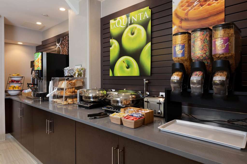 La Quinta Inn & Suites by Wyndham New York City Central Park - photo 47