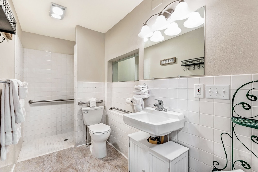 Bend Riverside Inn & Suites - photo 360