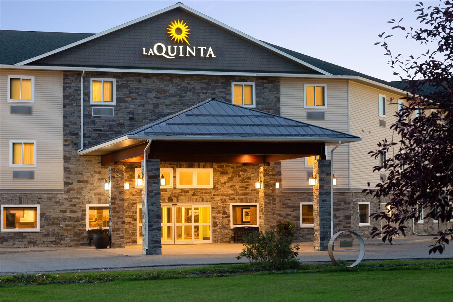 La Quinta Inn & Suites by Wyndham Fairbanks Airport - photo 3