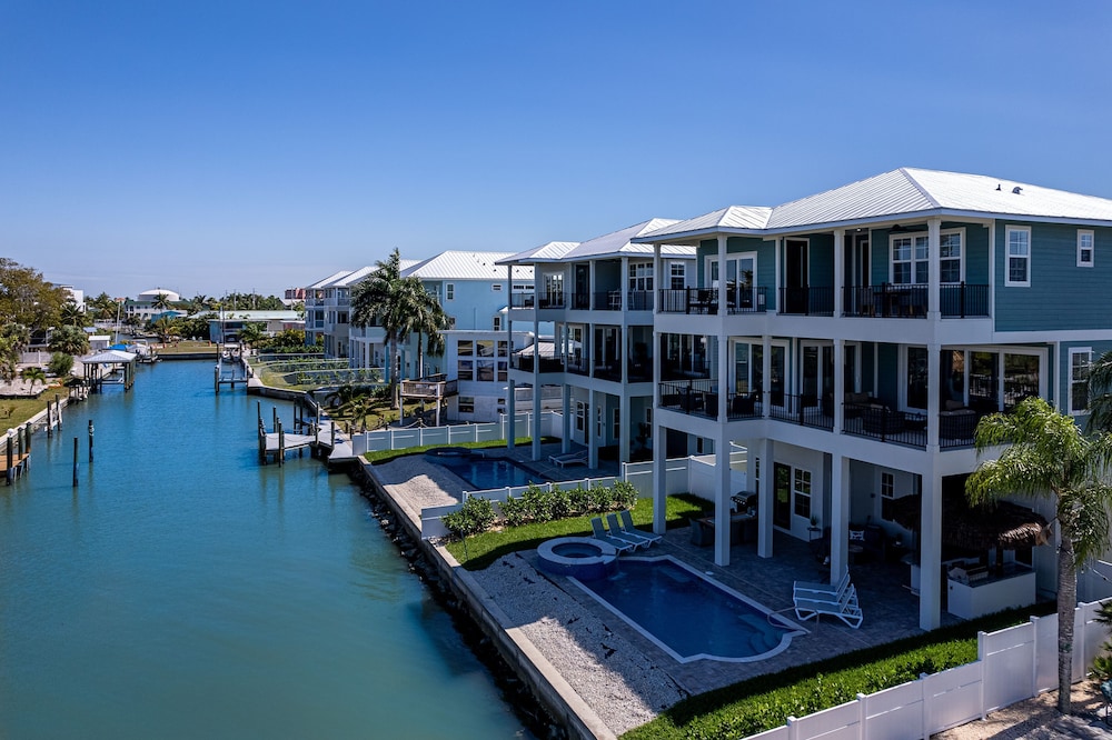 Magnificent New Build Private Pool Home on the North Tip of Fort Myers Beach home — 4-Star Luxury Hotel in Fort Myers Beach, United States