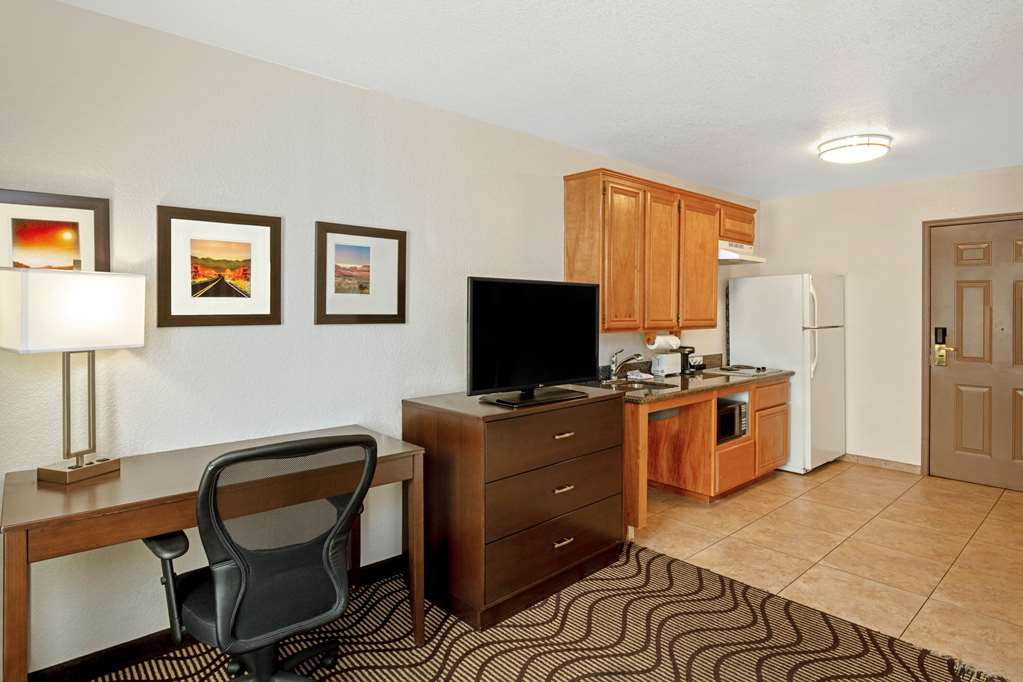 La Quinta Inn & Suites by Wyndham Las Vegas Red Rock - photo 14