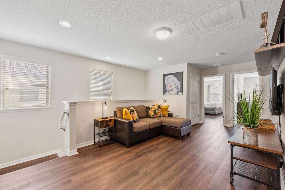 Beautiful Townhome With Splash Pool and Game Room - photo 53