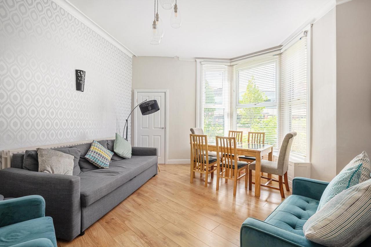 Strawberry One 3 en suite bedrooms Private Parking Harrogate Holiday Apartments