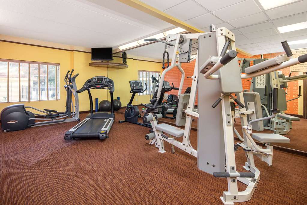 La Quinta Inn & Suites by Wyndham Atlanta Ballpark Galleria - photo 14