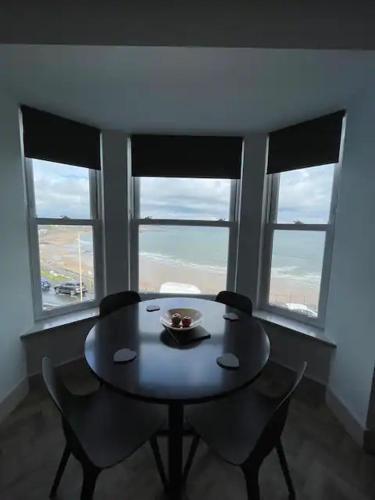 Superb 2 Bedroom Sea View Flat — 4-Star Luxury Hotel in Scarborough, United Kingdom