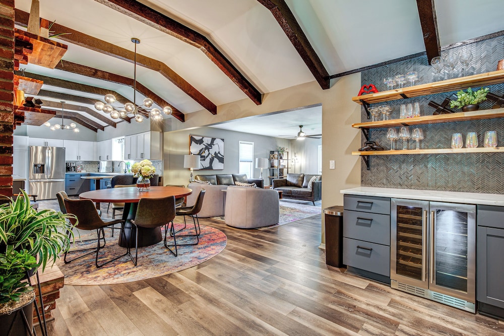 Chic Family Friendly Home In Riverside 7 Mi To Kc 21234326 — Riverside