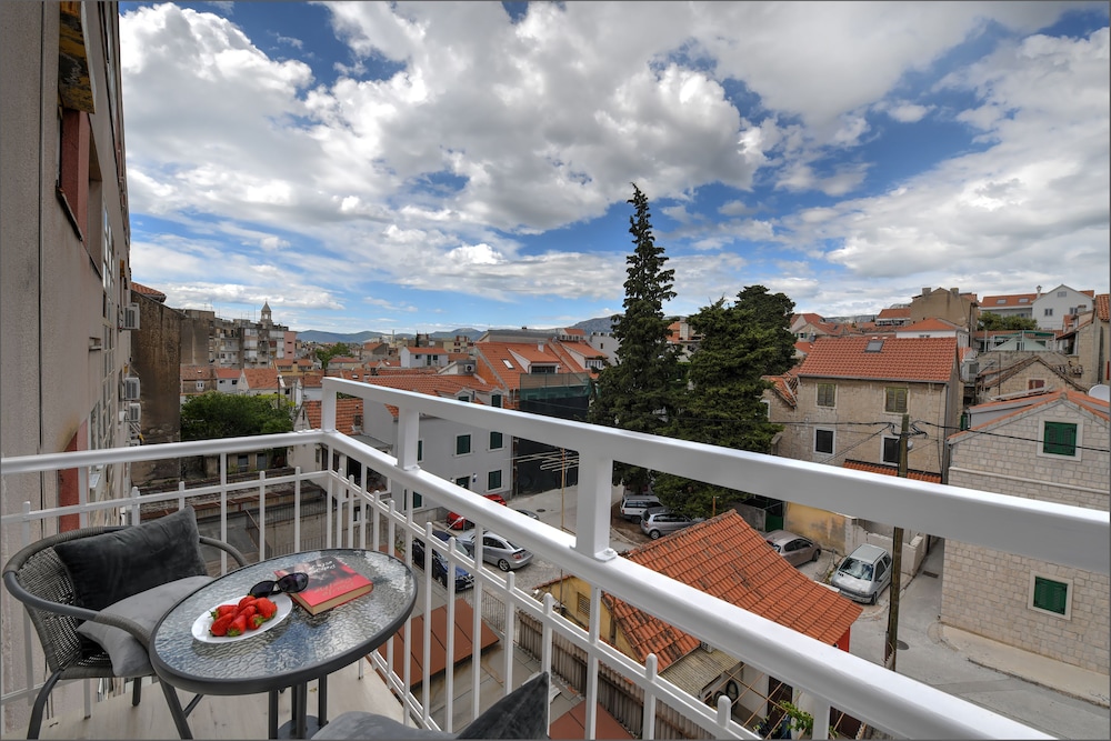 Via Porto Rooms - carbon neutral hotel in Split