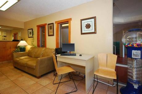Econo Lodge - photo 15