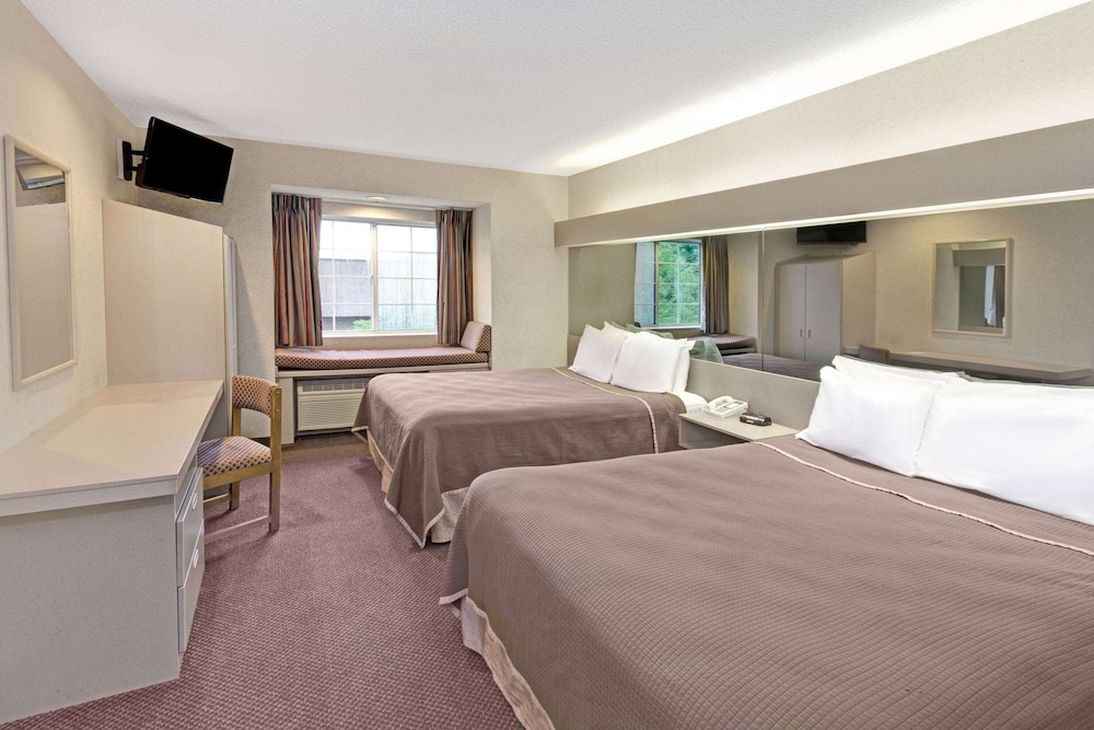 Red Lion Inn & Suites Elk Grove Village - photo 21