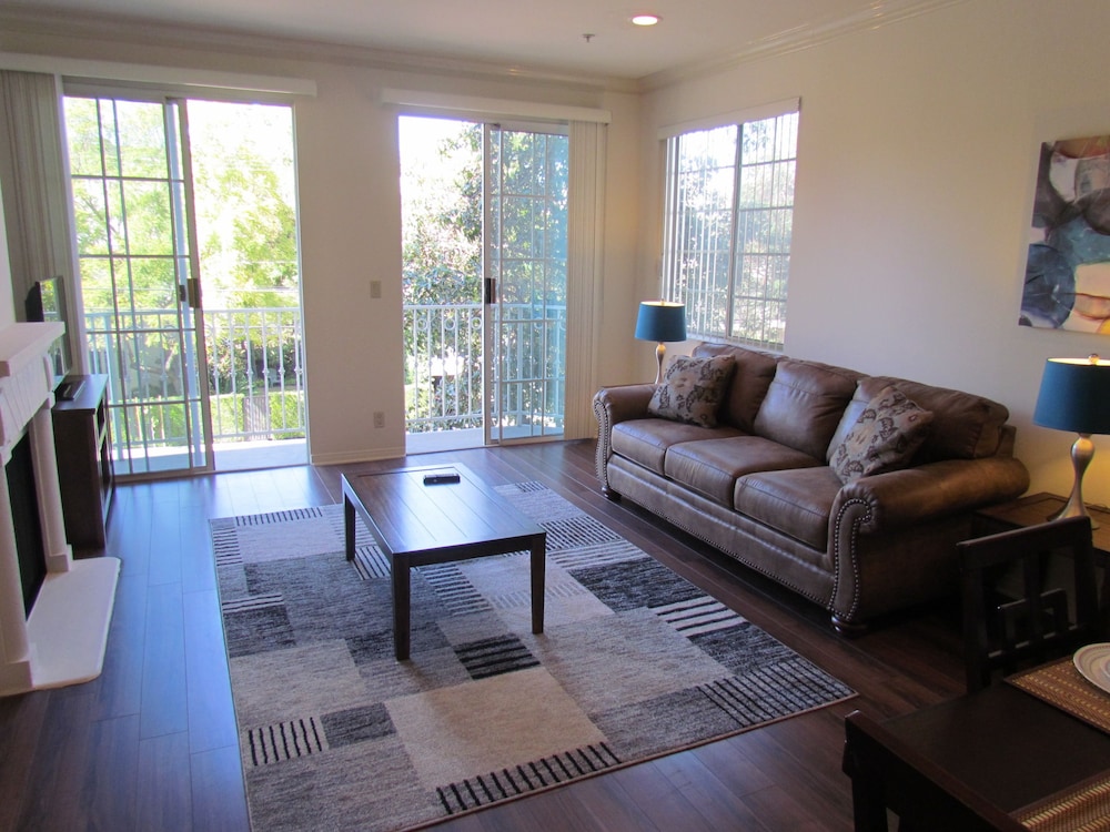 Next to Four Season Hotel Luxury Apartment in Los Angeles, United States