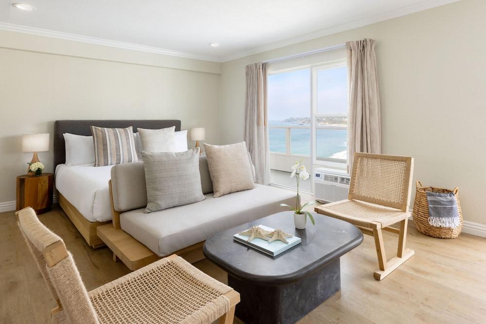 Pacific Edge Oceanfront Hotel - photo 17
