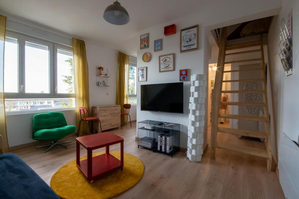 Le Nid Colore T2 Petit Dej' Offert — 4-Star Luxury Hotel in Saint-Nazaire, France